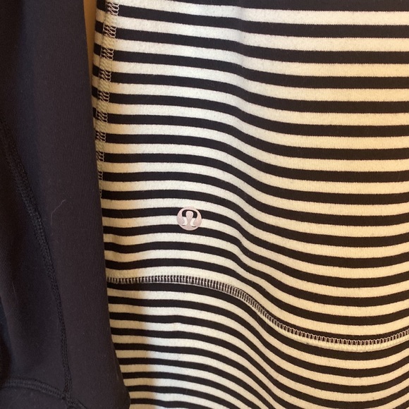 Lululemon jacket, black and teal. Size 8 - Picture 5 of 6